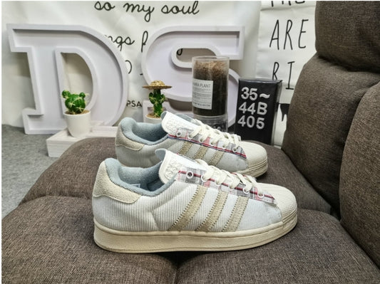 Les baskets Adidas Originals Superstar allient style rétro et confort moderne. Leur silhouette classique à bout et leur emblématique.