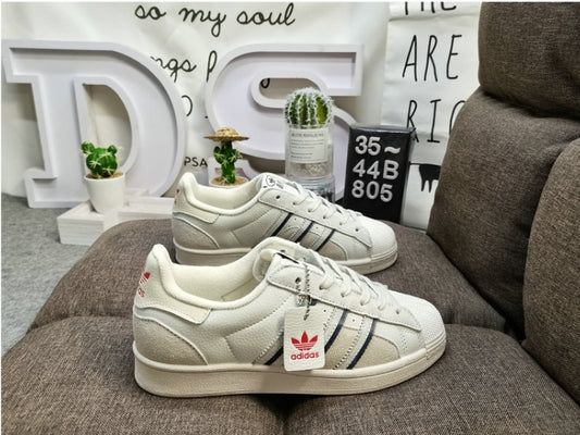 Les baskets Adidas Originals Superstar allient style rétro et confort moderne. Leur silhouette classique à bout et leur emblématique.