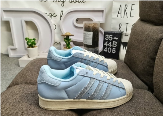 Les baskets Adidas Originals Superstar allient style rétro et confort moderne. Leur silhouette classique à bout et leur emblématique.