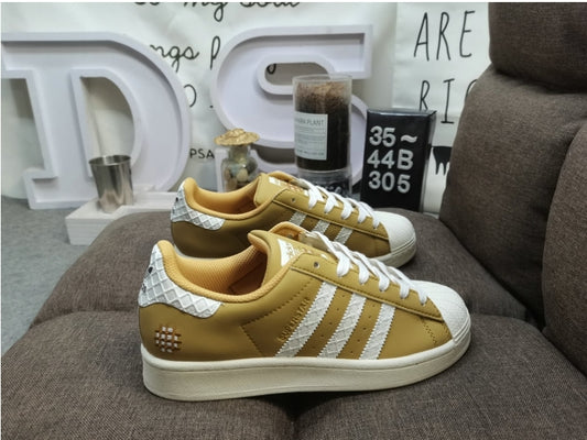 Les baskets Adidas Originals Superstar allient style rétro et confort moderne. Leur silhouette classique à bout et leur emblématique.