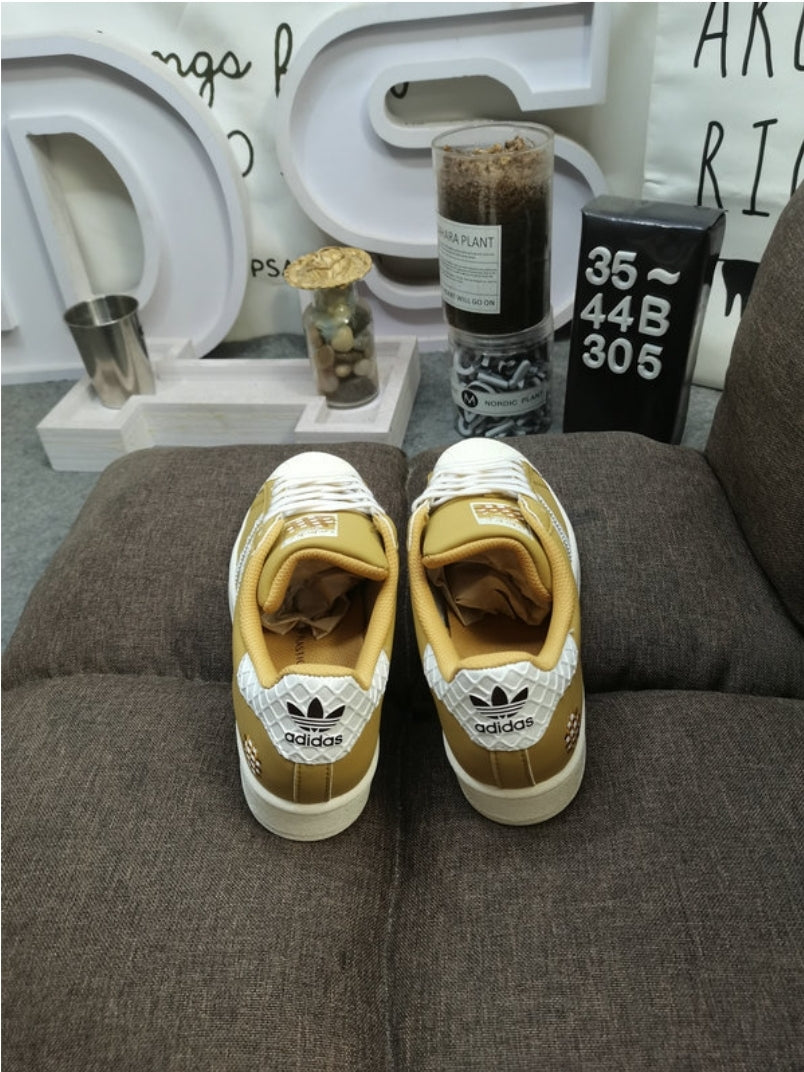 Les baskets Adidas Originals Superstar allient style rétro et confort moderne. Leur silhouette classique à bout et leur emblématique.