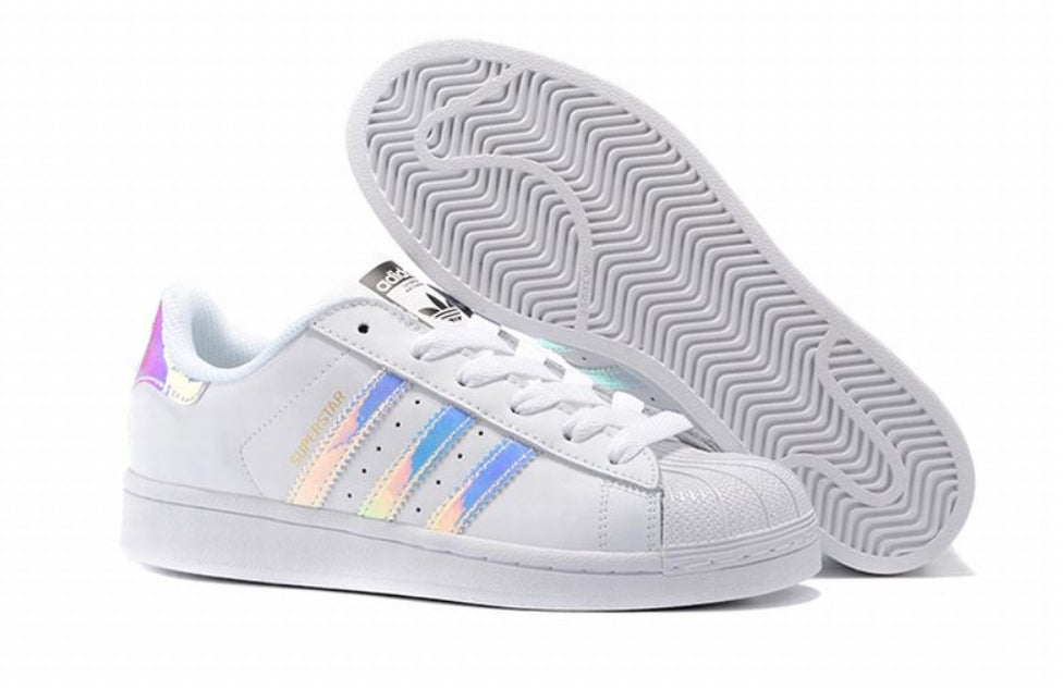 Les baskets Adidas Originals Superstar allient style rétro et confort moderne. Leur silhouette classique à bout et leur emblématique.