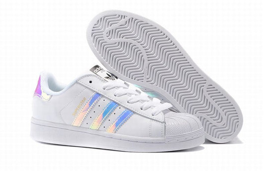 Les baskets Adidas Originals Superstar allient style rétro et confort moderne. Leur silhouette classique à bout et leur emblématique.