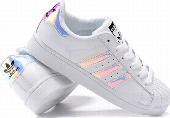 Les baskets Adidas Originals Superstar allient style rétro et confort moderne. Leur silhouette classique à bout et leur emblématique.