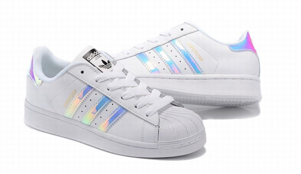 Les baskets Adidas Originals Superstar allient style rétro et confort moderne. Leur silhouette classique à bout et leur emblématique.
