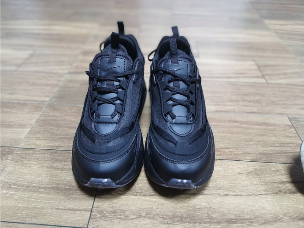 Les baskets Nike Air Max Furyosa combinent un design audacieux et un confort supérieur. Leur silhouette unique et leurs matériaux de haute qualité.