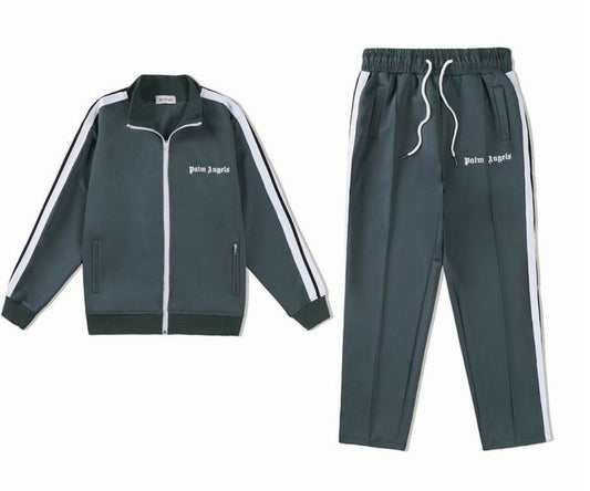 Les ensembles survêtement Palm Angels allient performance et style avec une touche urbaine unique.