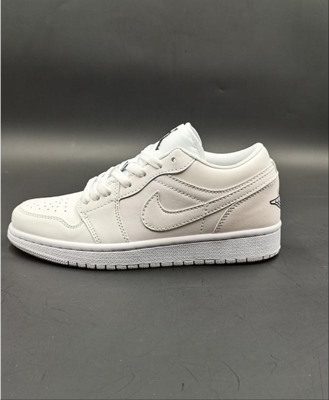 Les baskets Air Jordan 1 offrent un style iconique et une performance légendaire.

 leur design emblématique .pas cher. Le moins cher.