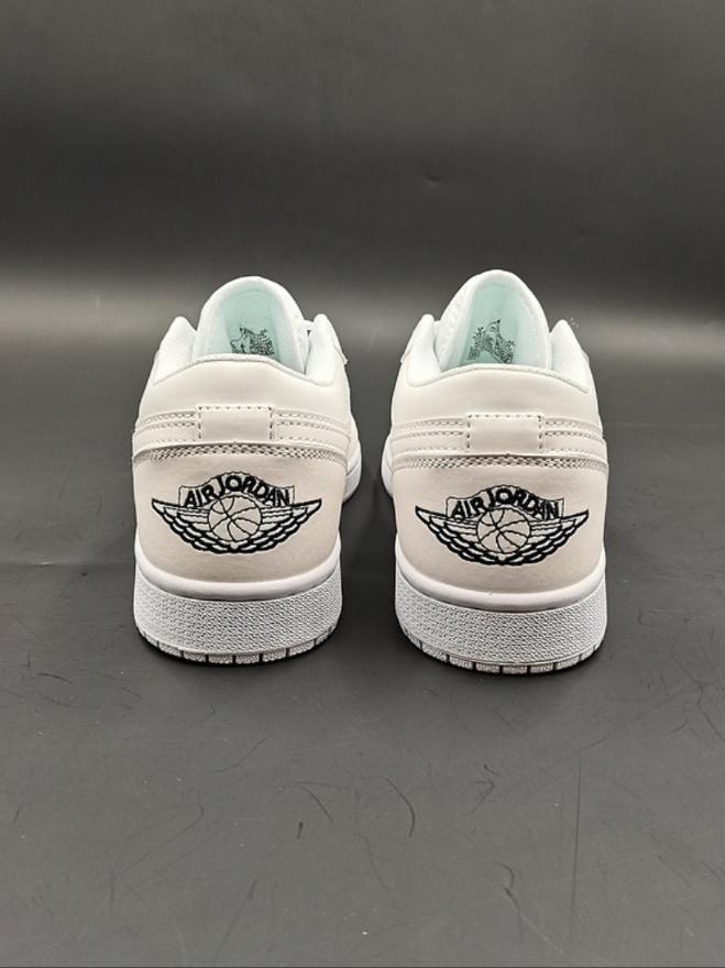 Les baskets Air Jordan 1 offrent un style iconique et une performance légendaire.

 leur design emblématique .pas cher. Le moins cher.