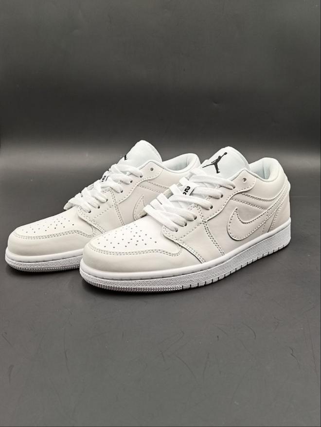 Les baskets Air Jordan 1 offrent un style iconique et une performance légendaire.

 leur design emblématique .pas cher. Le moins cher.