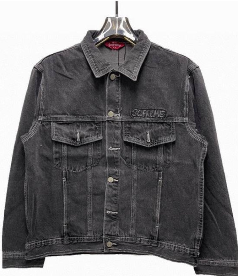 Les vestes Supreme allient élégance et modernité. Leur design audacieux et leurs matériaux de haute qualité. Pas cher. Le moins cher.