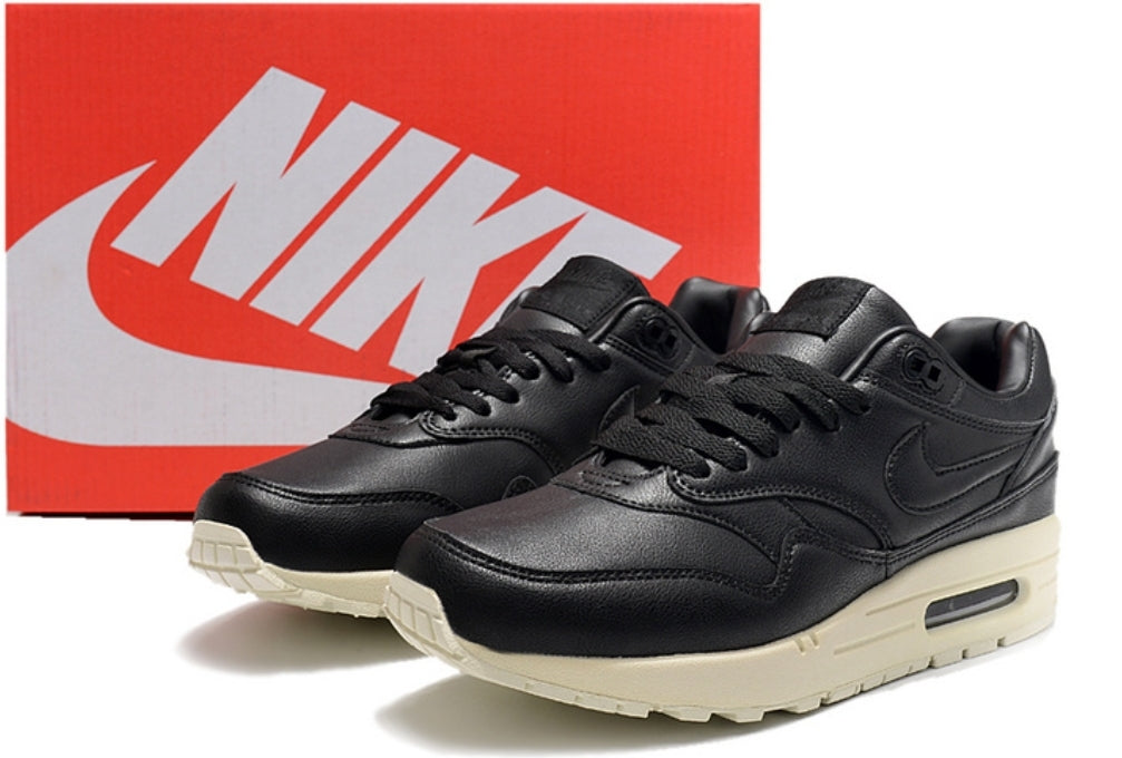 Les baskets Nike Air Max 1 sont iconiques pour leur style emblématique.retro incontournable pas cher. Le moins cher.exceptionnel 