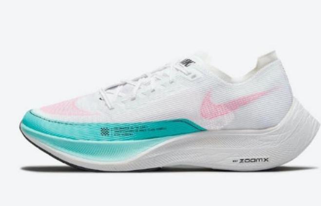 Les baskets Nike Air Zoom Femme se démarquent par leur design sportif et moderne, conçu pour maximiser les performances 