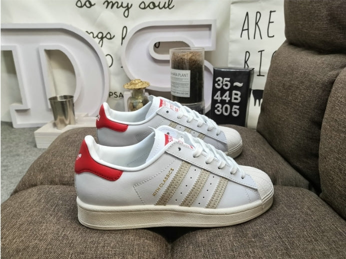 Les baskets Adidas Originals Superstar allient style rétro et confort moderne. Leur silhouette classique à bout et leur emblématique.