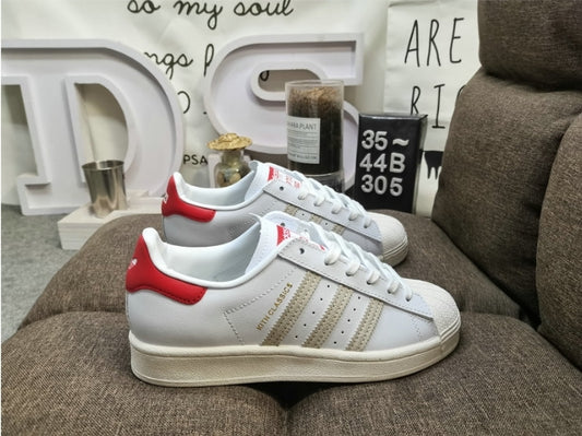 Les baskets Adidas Originals Superstar allient style rétro et confort moderne. Leur silhouette classique à bout et leur emblématique.