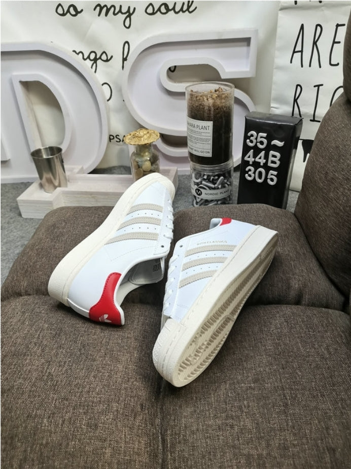 Les baskets Adidas Originals Superstar allient style rétro et confort moderne. Leur silhouette classique à bout et leur emblématique.