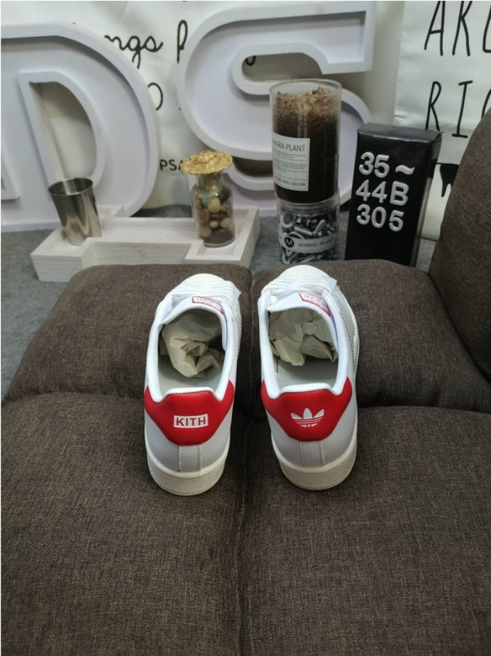 Les baskets Adidas Originals Superstar allient style rétro et confort moderne. Leur silhouette classique à bout et leur emblématique.