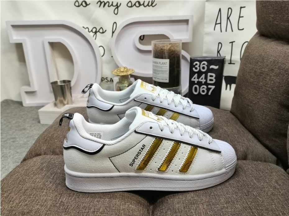 Les baskets Adidas Originals Superstar allient style rétro et confort moderne. Leur silhouette classique à bout et leur emblématique.