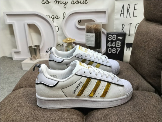 Les baskets Adidas Originals Superstar allient style rétro et confort moderne. Leur silhouette classique à bout et leur emblématique.