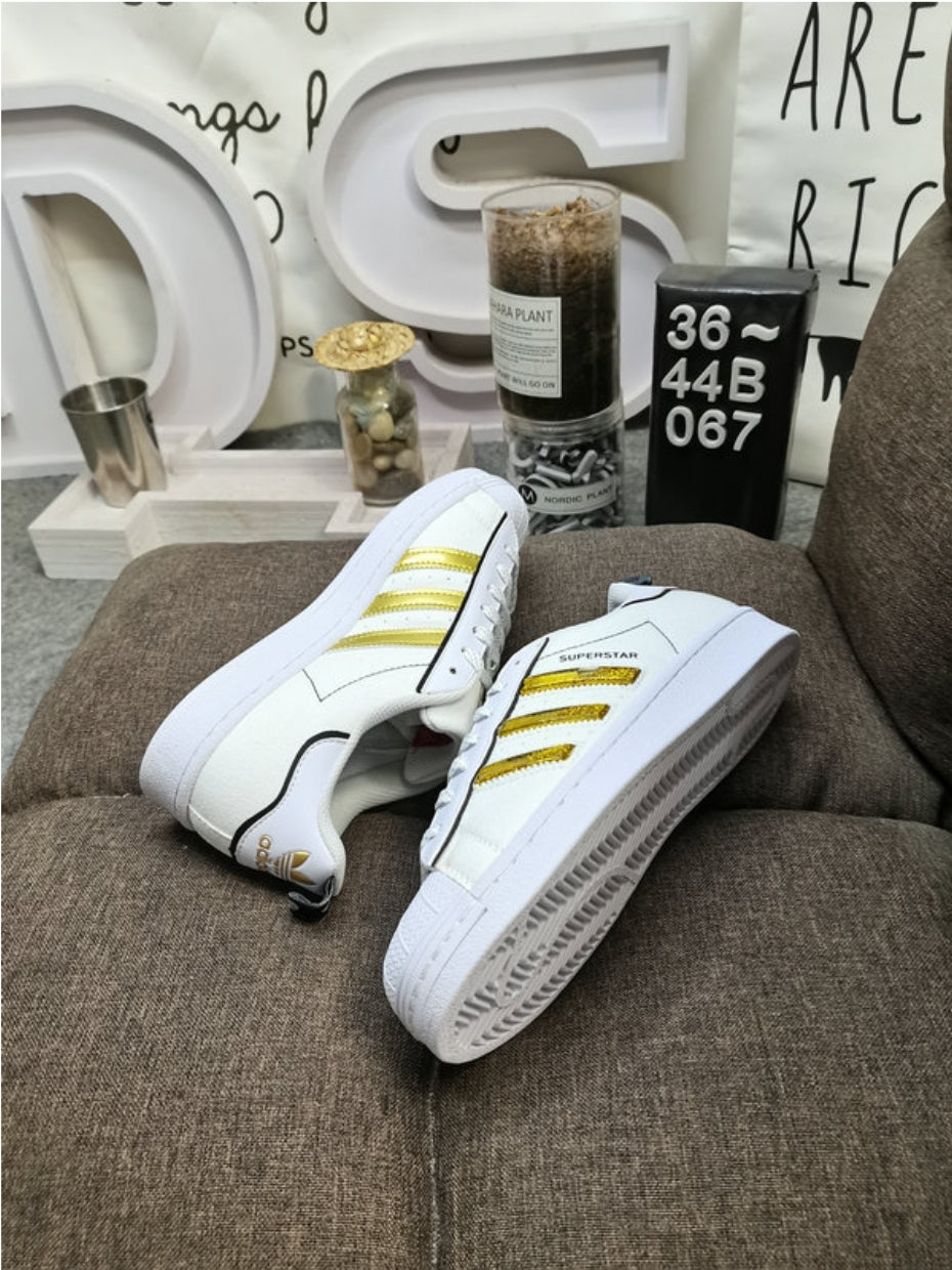Les baskets Adidas Originals Superstar allient style rétro et confort moderne. Leur silhouette classique à bout et leur emblématique.