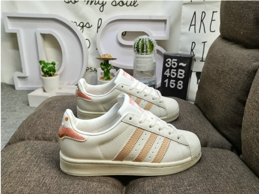 Les baskets Adidas Originals Superstar allient style rétro et confort moderne. Leur silhouette classique à bout et leur emblématique.