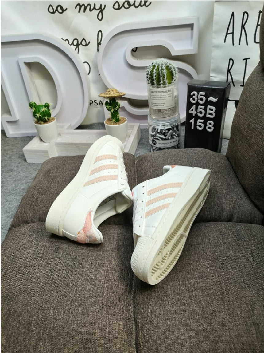 Les baskets Adidas Originals Superstar allient style rétro et confort moderne. Leur silhouette classique à bout et leur emblématique.