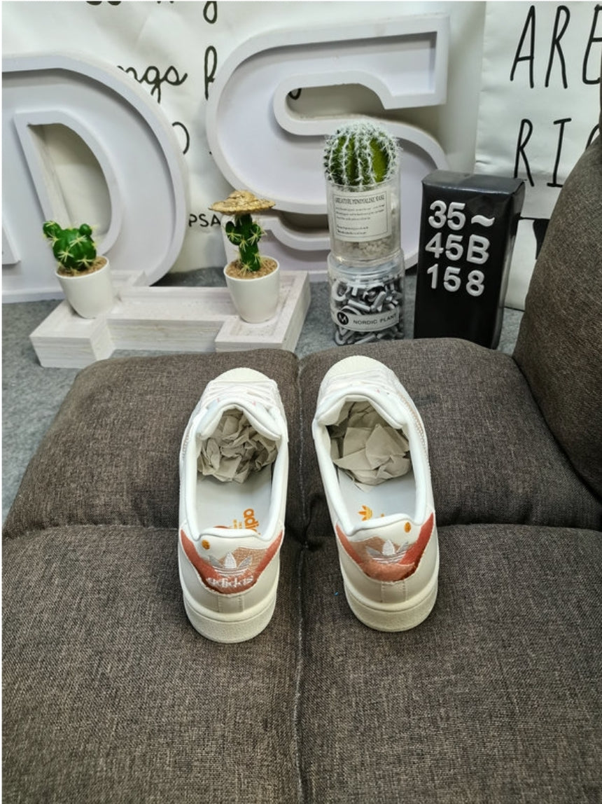 Les baskets Adidas Originals Superstar allient style rétro et confort moderne. Leur silhouette classique à bout et leur emblématique.