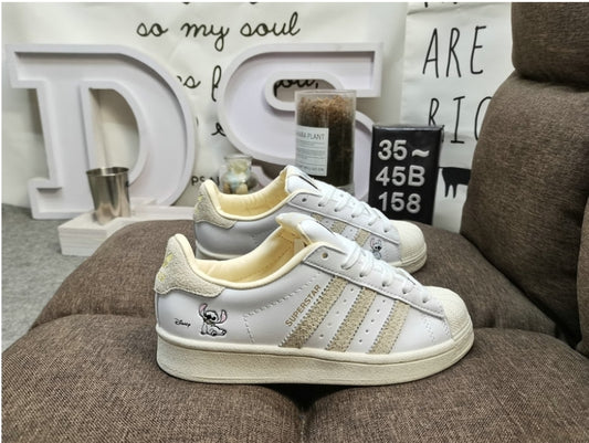 Les baskets Adidas Originals Superstar allient style rétro et confort moderne. Leur silhouette classique à bout et leur emblématique.