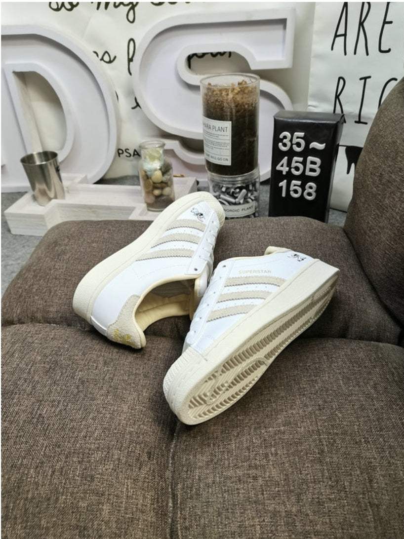 Les baskets Adidas Originals Superstar allient style rétro et confort moderne. Leur silhouette classique à bout et leur emblématique.