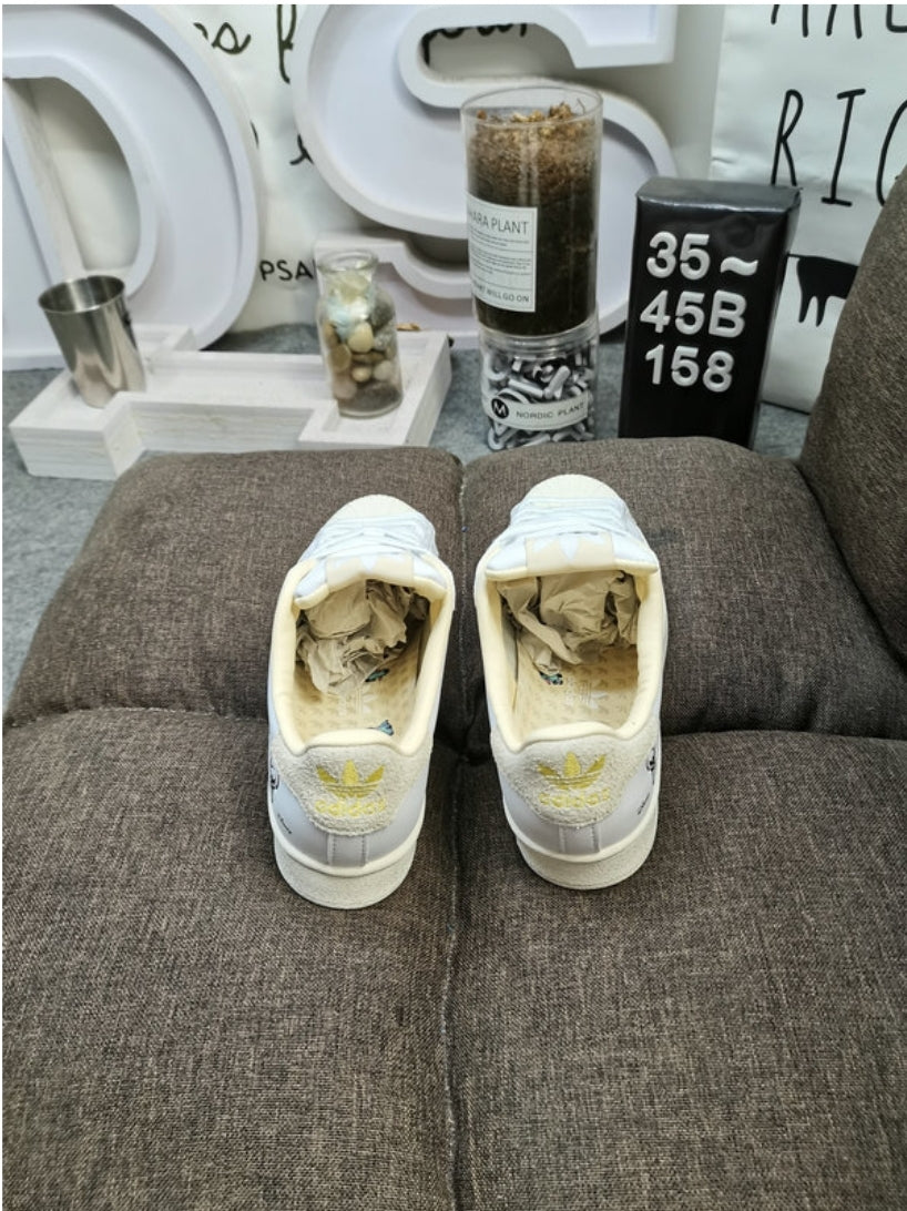Les baskets Adidas Originals Superstar allient style rétro et confort moderne. Leur silhouette classique à bout et leur emblématique.