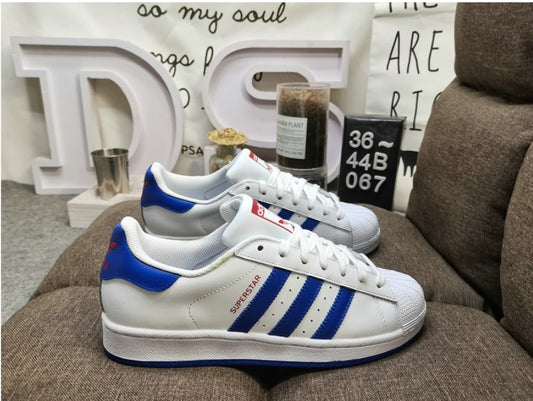 Les baskets Adidas Originals Superstar allient style rétro et confort moderne. Leur silhouette classique à bout et leur emblématique.