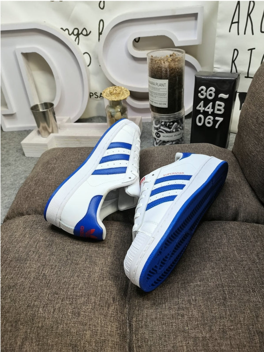 Les baskets Adidas Originals Superstar allient style rétro et confort moderne. Leur silhouette classique à bout et leur emblématique.