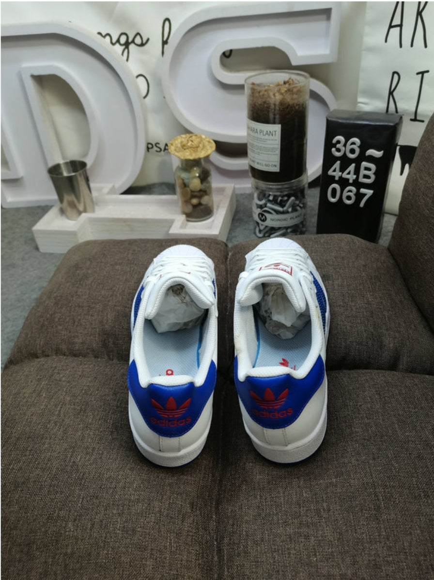 Les baskets Adidas Originals Superstar allient style rétro et confort moderne. Leur silhouette classique à bout et leur emblématique.