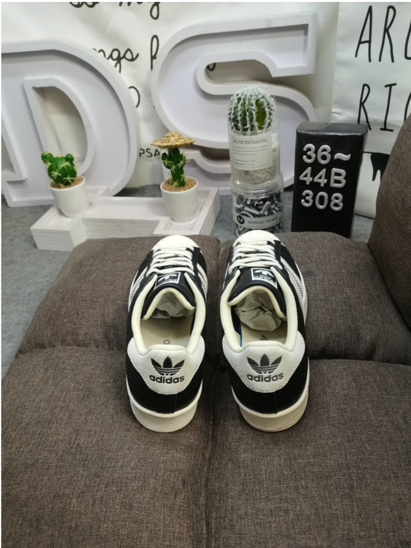 Les baskets Adidas Originals Superstar allient style rétro et confort moderne. Leur silhouette classique à bout et leur emblématique.