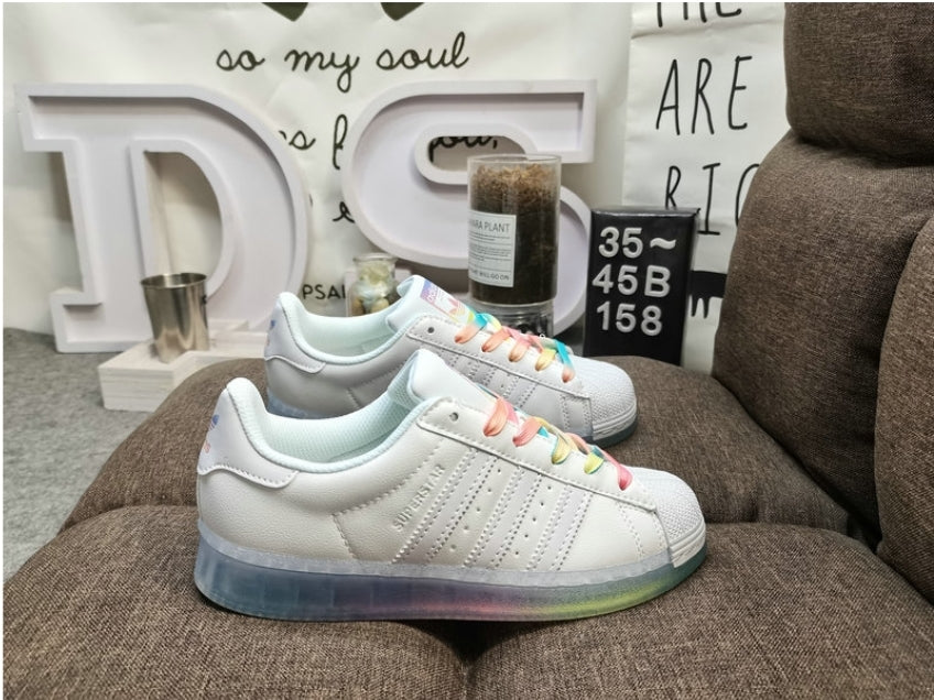 Les baskets Adidas Originals Superstar allient style rétro et confort moderne. Leur silhouette classique à bout et leur emblématique.