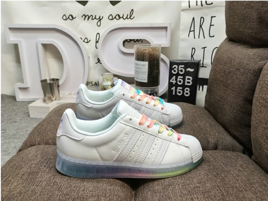 Les baskets Adidas Originals Superstar allient style rétro et confort moderne. Leur silhouette classique à bout et leur emblématique.