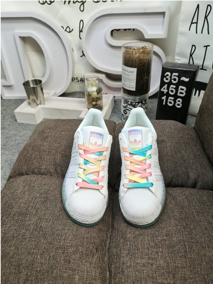 Les baskets Adidas Originals Superstar allient style rétro et confort moderne. Leur silhouette classique à bout et leur emblématique.