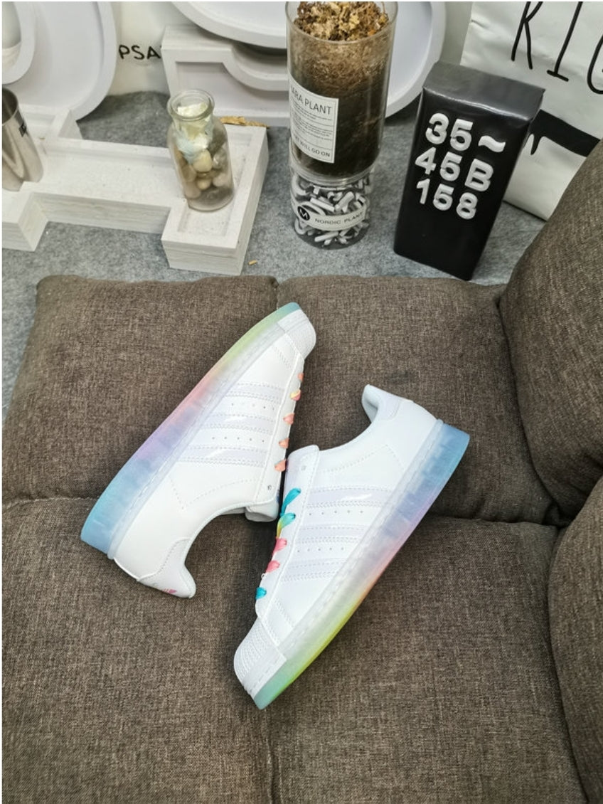 Les baskets Adidas Originals Superstar allient style rétro et confort moderne. Leur silhouette classique à bout et leur emblématique.