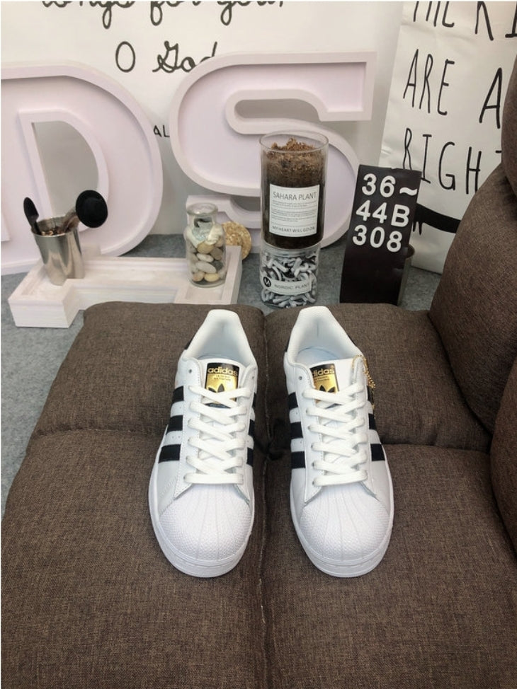 "Les baskets Adidas Originals Superstar allient style rétro et confort moderne. Leur silhouette classique à bout en caoutchouc et leur emblématique coque en caoutchouc à l'avant les rendent instantanément reconnaissables. Fabriquées avec une tige en cuir souple et une semelle extérieure en caoutchouc adhérente, ces baskets offrent un confort optimal pour un usage quotidien. Il existe également les Adidas Yeezy, tels que les Yeezy 350, Yeezy 700, etc., qui allient design avant-gardiste.