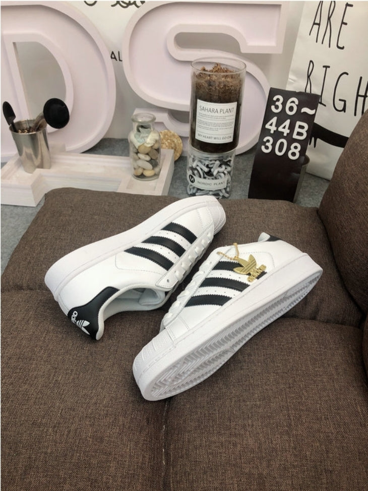 Les baskets Adidas Originals Superstar allient style rétro et confort moderne. Leur silhouette classique à bout en caoutchouc et leur emblématique coque en caoutchouc à l'avant les rendent instantanément reconnaissables. Fabriquées avec une tige en cuir souple et une semelle extérieure en caoutchouc adhérente, ces baskets offrent un confort optimal pour un usage quotidien. Il existe également les Adidas Yeezy, tels que les Yeezy 350, Yeezy 700, etc., qui allient design avant-gardiste.