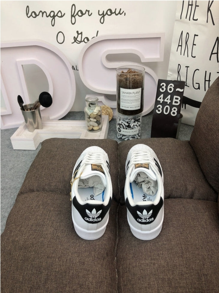 Les baskets Adidas Originals Superstar allient style rétro et confort moderne. Leur silhouette classique à bout en caoutchouc et leur emblématique coque en caoutchouc à l'avant les rendent instantanément reconnaissables. Fabriquées avec une tige en cuir souple et une semelle extérieure en caoutchouc adhérente, ces baskets offrent un confort optimal pour un usage quotidien. Il existe également les Adidas Yeezy, tels que les Yeezy 350, Yeezy 700, etc., qui allient design avant-gardiste.