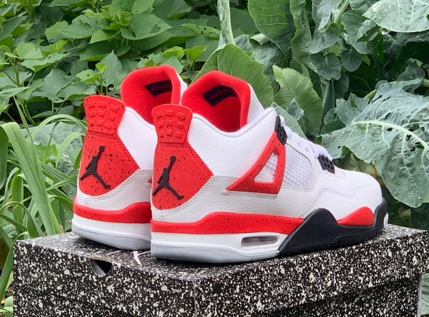  Les baskets Air Jordan 4 offrent un style iconique et une performance remarquable.

leur design distinctif pas cher. le moin cher. 