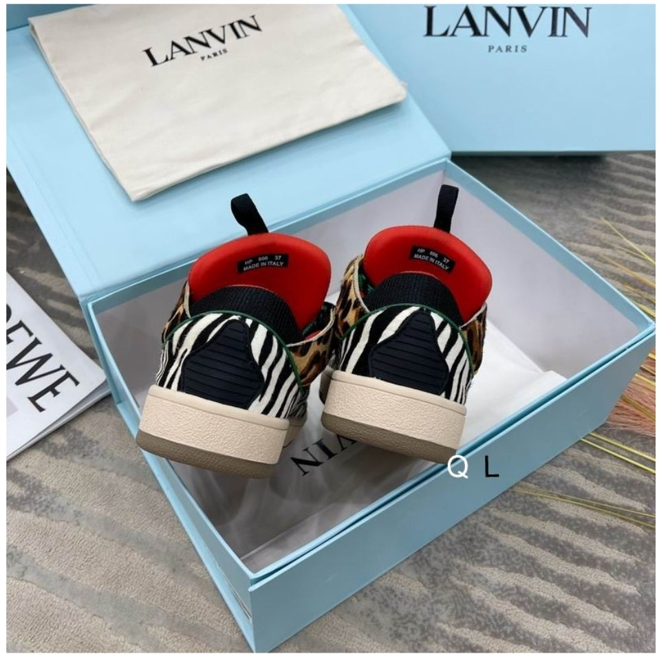 Les baskets sneakers Lanvin incarnent un style emblématique et un luxe français.

leur design élégant. Pas cher. Le moins cher.