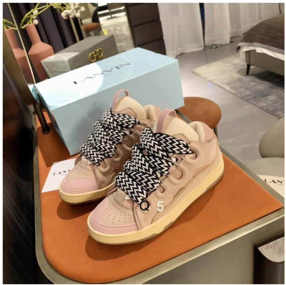 Les baskets sneakers Lanvin incarnent un style emblématique et un luxe français.

leur design élégant. Pas cher. Le moins cher.