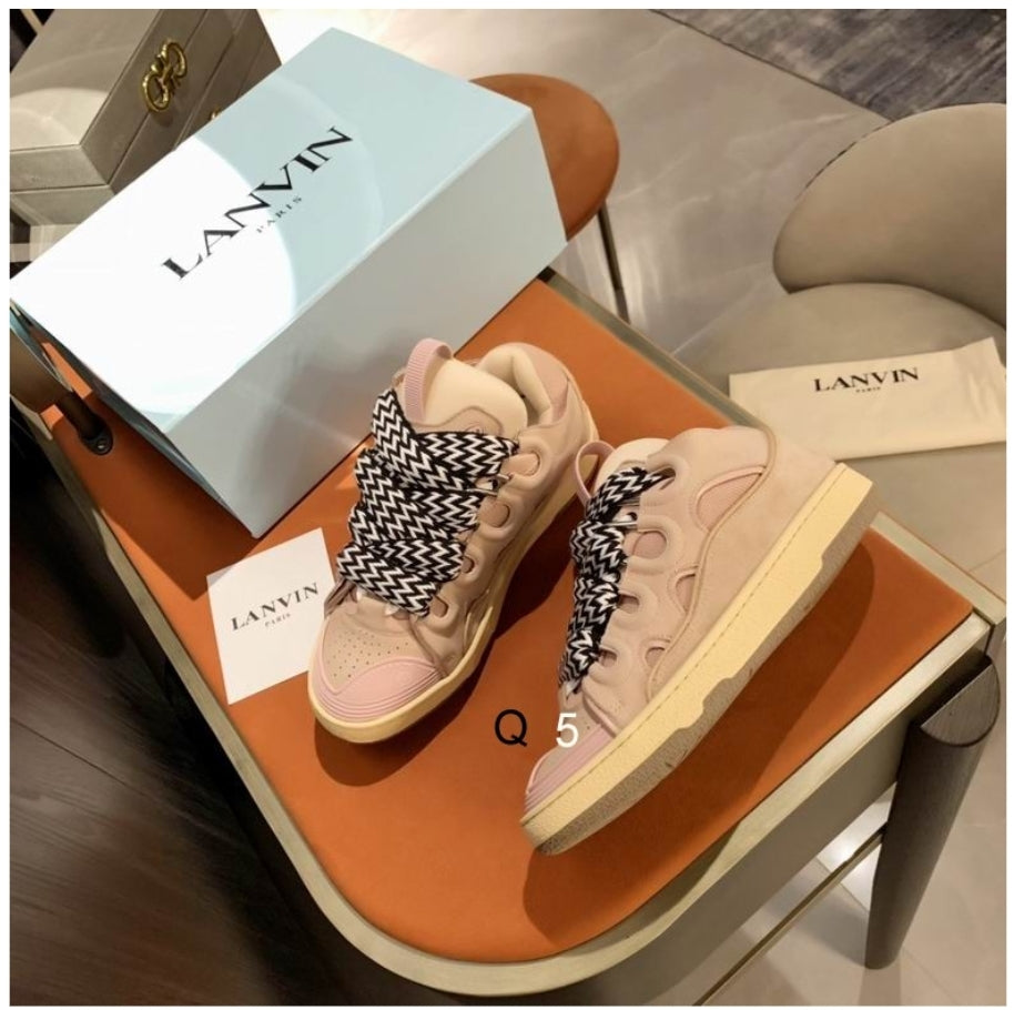 Les baskets sneakers Lanvin incarnent un style emblématique et un luxe français.

leur design élégant. Pas cher. Le moins cher.
