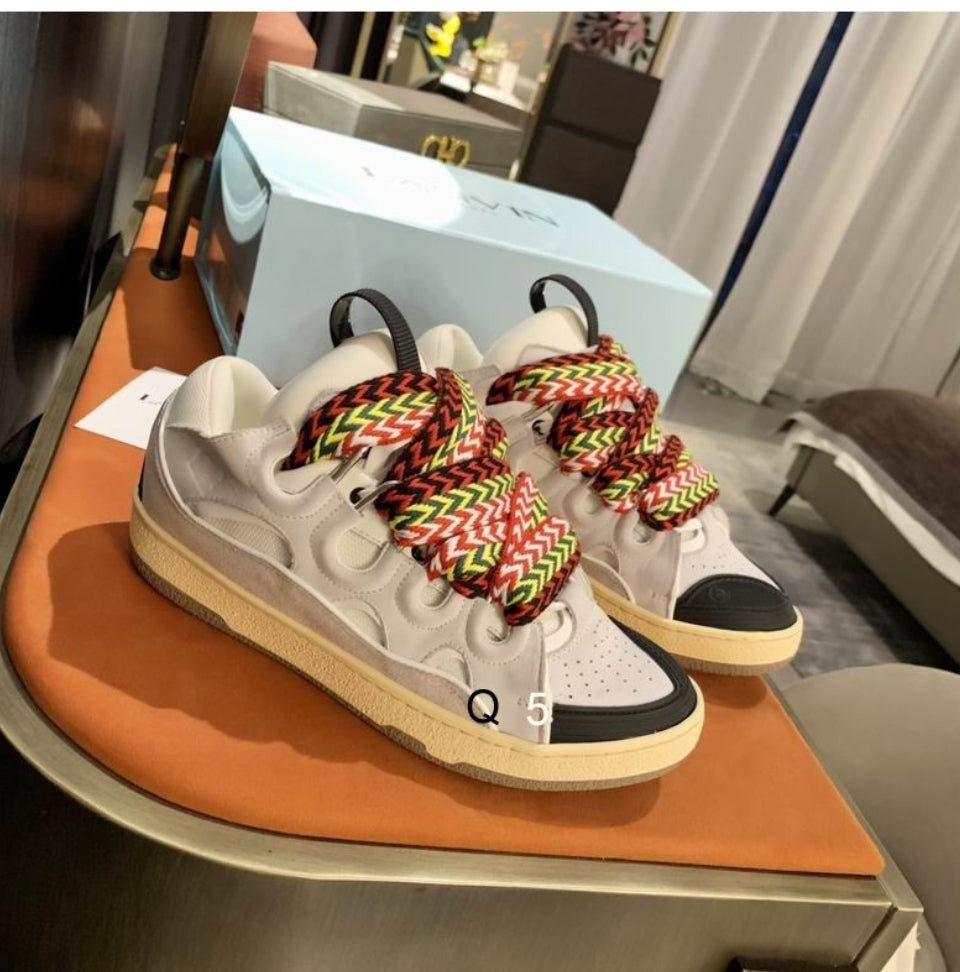 Les baskets sneakers Lanvin incarnent un style emblématique et un luxe français.

leur design élégant. Pas cher. Le moins cher.