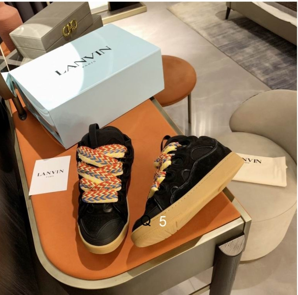 Les baskets sneakers Lanvin incarnent un style emblématique et un luxe français.

leur design élégant. Pas cher. Le moins cher.