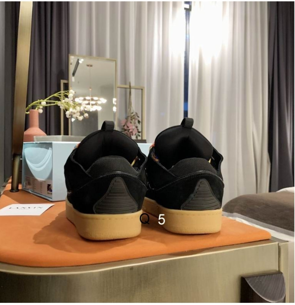 Les baskets sneakers Lanvin incarnent un style emblématique et un luxe français.

leur design élégant. Pas cher. Le moins cher.