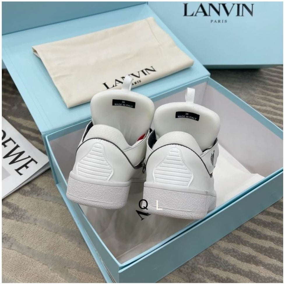  Les baskets sneakers Lanvin incarnent un style emblématique et un luxe français.

leur design élégant. Pas cher. Le moins cher.