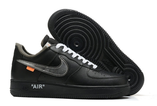 Nées de la collaboration légendaire entre Nike et le regretté designer Virgil Abloh, les baskets Nike Air Force 1 x Off-White réinterprètent une silhouette iconique à travers l’esthétique disruptive de la haute couture urbaine. 
